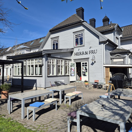 Herr & Fru cafe restaurant og Catering - Gastronomi og hotellvirksomhet