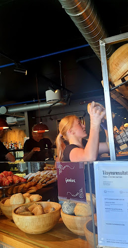 Opinii despre Håndverksbakeriet Vestby (Hovedproduksjon) în Vestby - Gastronomi og hotellvirksomhet