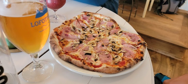 Henningsvær Lysstøperi og Cafe - Gastronomi og hotellvirksomhet