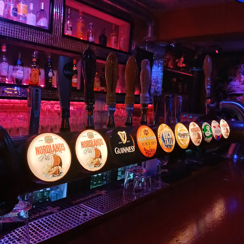 Dama Di AS - Gastronomi og hotellvirksomhet