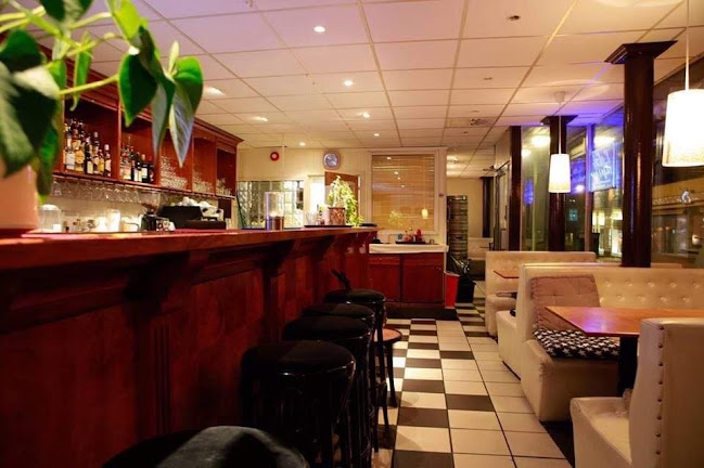 Lagi Bar - Gastronomi og hotellvirksomhet