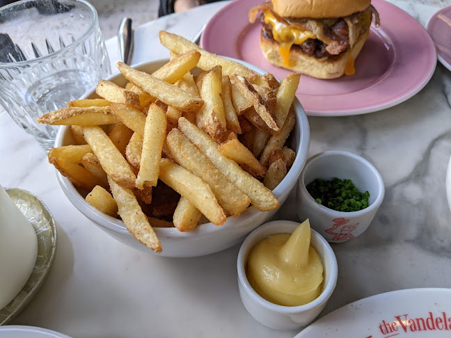 The Vandelay - Gastronomi og hotellvirksomhet