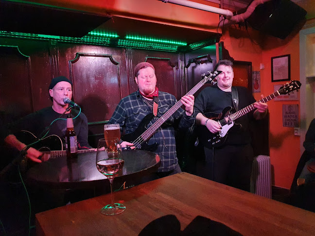 Boondocks Hideout - Gastronomi og hotellvirksomhet