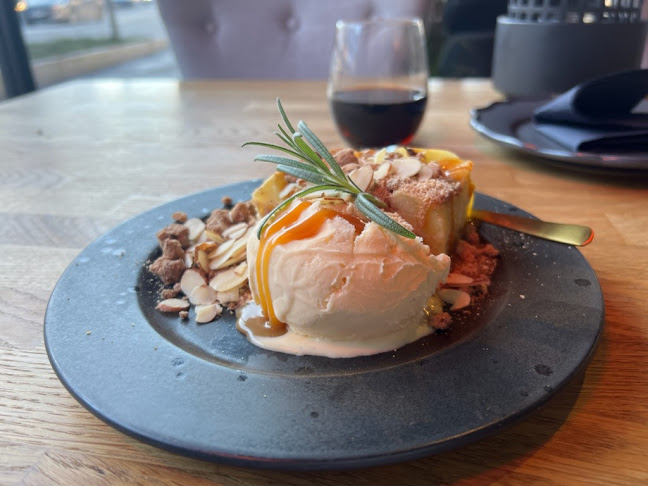 Castle Blaq - Gastronomi og hotellvirksomhet