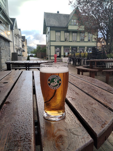 Opinii despre Bankkjellaren Bar & Gjestestove în Nordfjordeid - Gastronomi og hotellvirksomhet