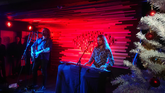 Dama Di AS - Gastronomi og hotellvirksomhet