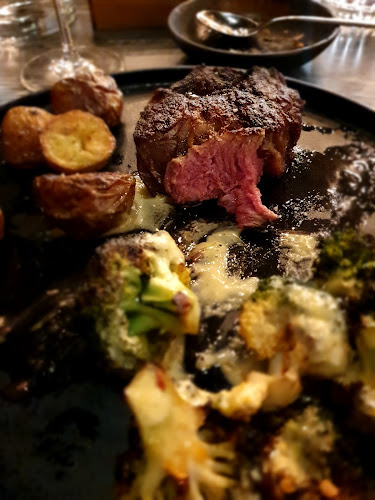 Jonathan Grill - Gastronomi og hotellvirksomhet