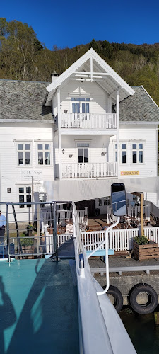 E.H. Vaage Landhandel, bageri & dampskibsexpedition - Uggdal