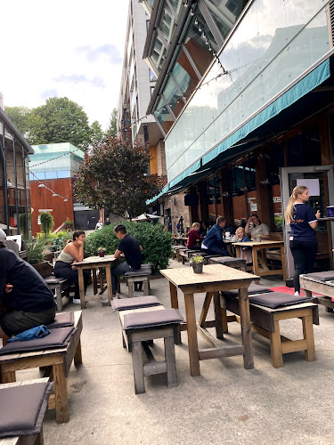 Lucky Bird - Gastronomi og hotellvirksomhet