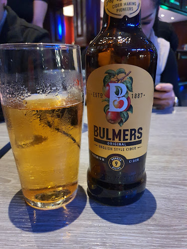 Under Brua Bar - Gastronomi og hotellvirksomhet