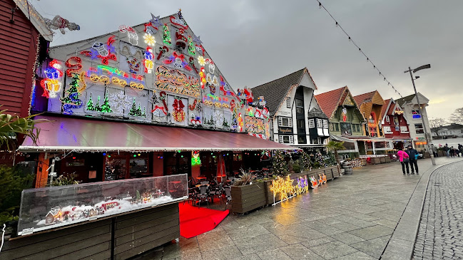 Beverly Hills Fun Pub