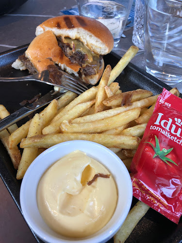 Opinii despre Hjørnet Bar og Uteservering în Mosjøen - Gastronomi og hotellvirksomhet