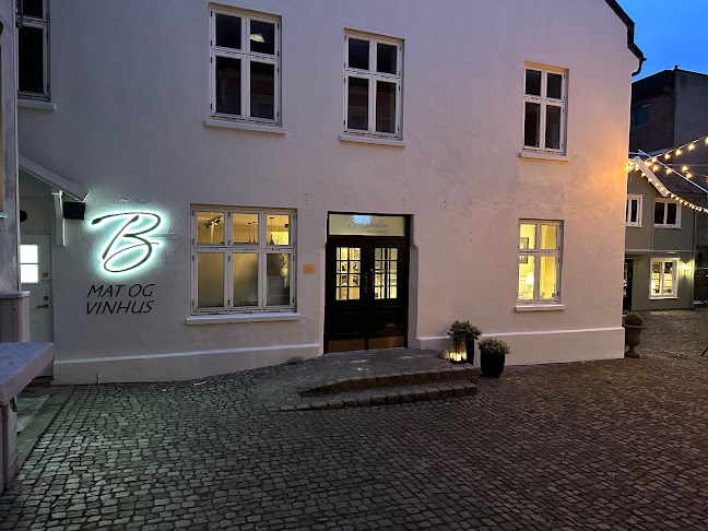Bakgården Mat og Vinhus - Gastronomi og hotellvirksomhet
